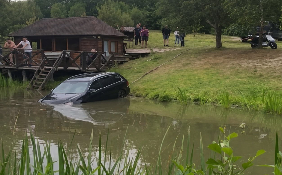 Біля Луцька відпочинок завершився пригодою: автомобіль опинився посеред водойми