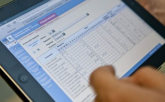 Електронний щоденник став платним: що кажуть батькам у школах