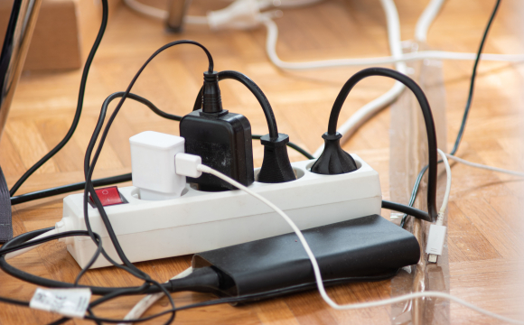 Прилади, які не варто підключати до подовжувача: можна спалити квартиру