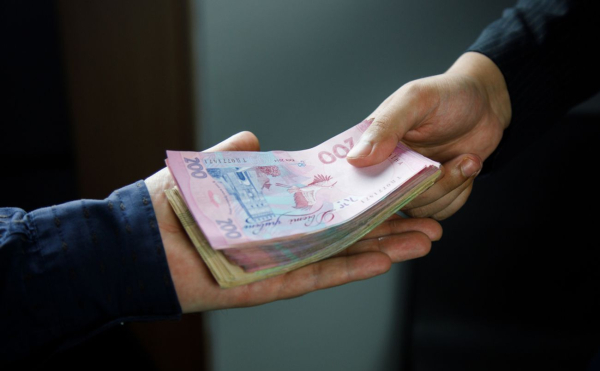 На Волині чиновник вимагав 20 тисяч гривень за «безперешкодну роботу»