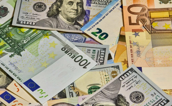 Україна отримує менше доларів та євро: чи варто масово скуповувати валюту