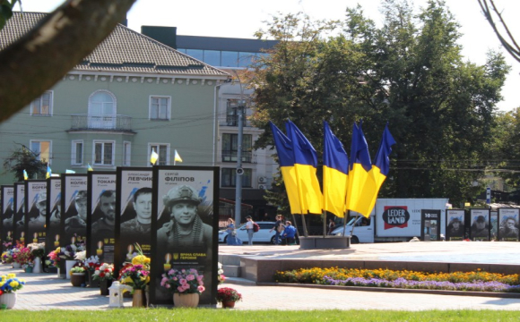 У Рівному підлітки зняли відео під російську музику біля портретів загиблих військових