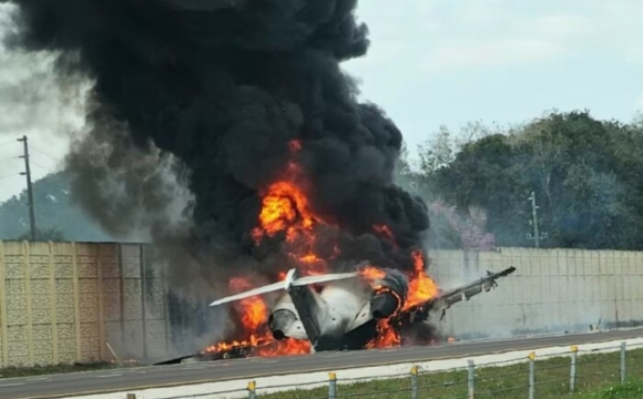 В аеропорту після зіткнення вибухнули два літаки: є постраждалі