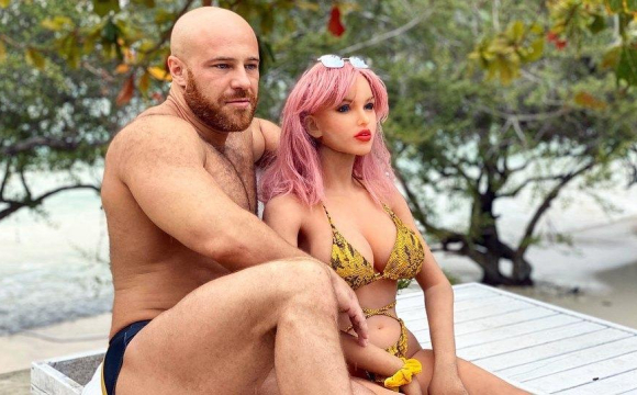 35-річний бодібілдер взяв шлюб із секс-лялькою