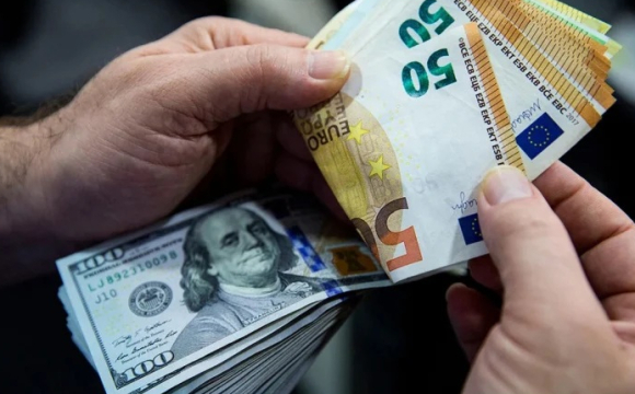 Долар і євро готують несподіванки для українців: назвали вирішальний місяць