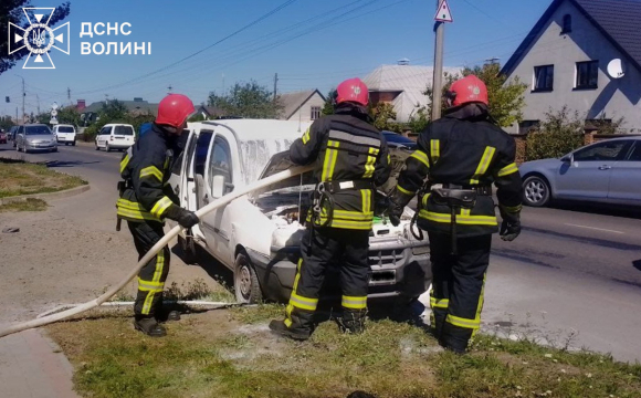 На Волині серед дороги загорілось авто 