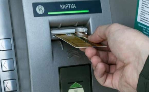 Клієнтам «Ощадбанку» можуть масово блокувати рахунки