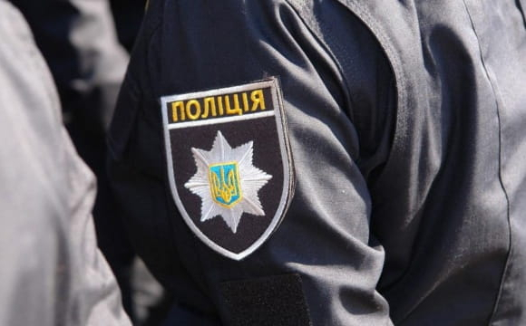 У Луцьку затримали чоловіка з пакетом підозрілої речовини