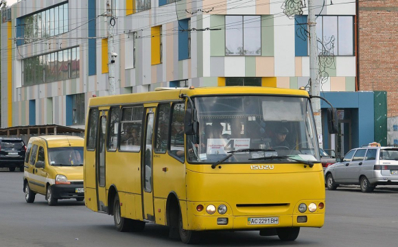 У Луцьку працівник ТЦК показав дивний жест пасажирам маршрутки: що це було