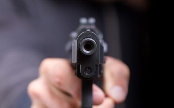 В Україні підліток п’ять разів вистрілив у пасажира тролейбуса