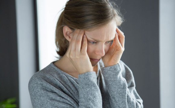 Українців попереджають про мігрені та болі у суглобах: у чому причина