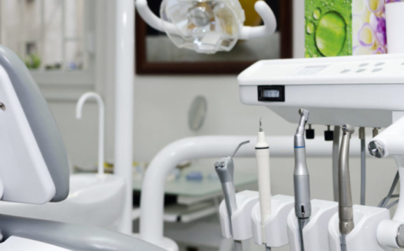 Стоматологиня, яка била дітей на заході України, знову працює: спалахнув скандал