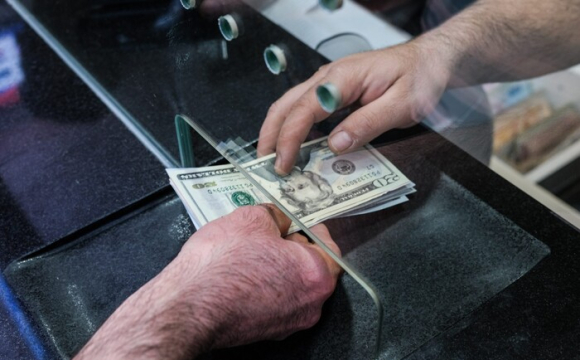 В українців не приймають долари: що треба знати