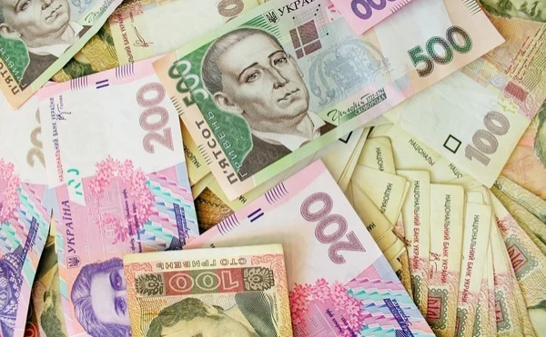 В українців перестали приймати 100 та 200 гривень: у чому причина