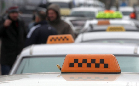 Українців можуть висадити з авто посеред поїздки: у чому причина