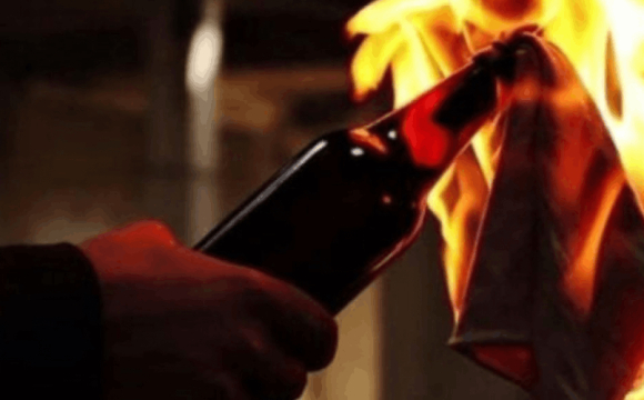 На Волині підліток кинув пляшку з хімічною рідиною у чужий паркан