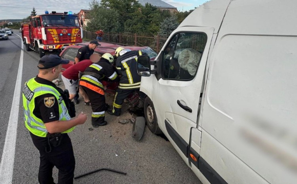 На заході України через виїзд на зустрічну смугу сталася смертельна ДТП
