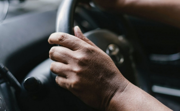 У центрі водій таксі раптово помер за кермом 