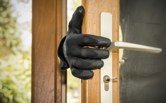 На Волині 53-річний чоловік проник у два будинки: виніс золото і готівку