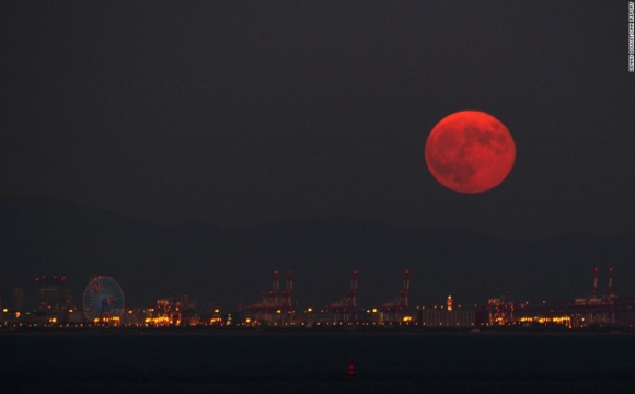 Над Україною зійде «кривавий місяць»: що радять зробити