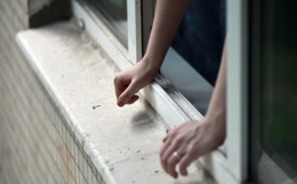 Жінка в Луцьку випала з вікна дев’ятого поверху