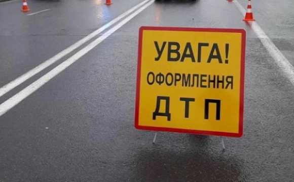 У Києві вантажівка на швидкості влетіла у маршрутку з людьми: є постраждалі