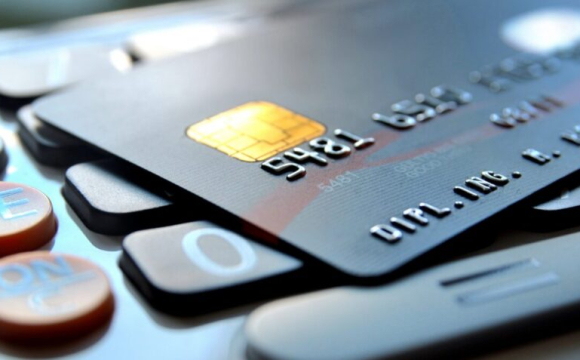 ПриватБанк блокує картки біженців: у чому причина