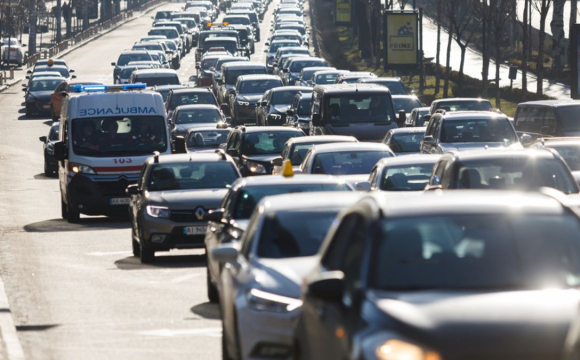 У центрі міста чоловік 10 років поспіль блокує дороги і нічого не пояснює