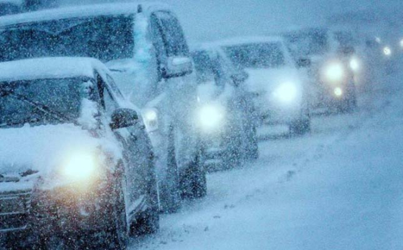 У Луцьку через сильний снігопад фура застрягла посеред дороги