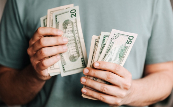 Українців просять не скуповувати долари