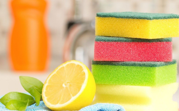 Українців закликали не викидати старі кухонні губки: у чому причина