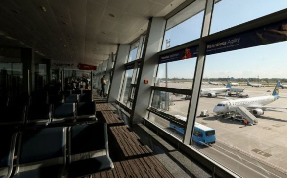 Одна з країн евакуює тисячі людей, закриває школи і аеропорти: що відбувається