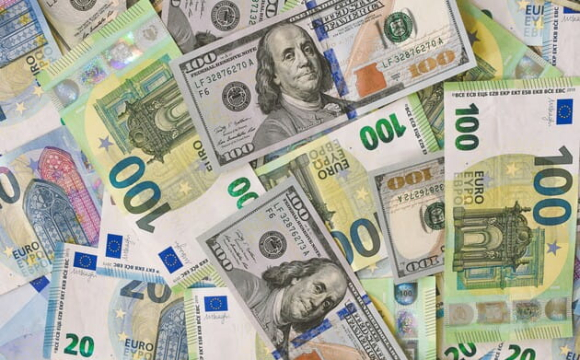 Українців закликали продавати долари та євро