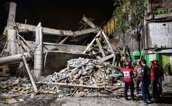 Після обвалу школи загинули 54 дитини