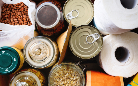 Українців закликали терміново запастись продуктами та водою: що відбувається