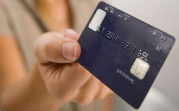 Викладачка університету викрала картку та влаштувала собі шопінг