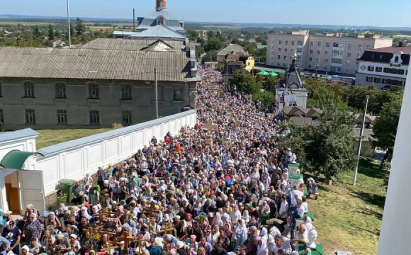 Хресною ходою до Почаївської лаври прибули тисячі прихильників УПЦ МП