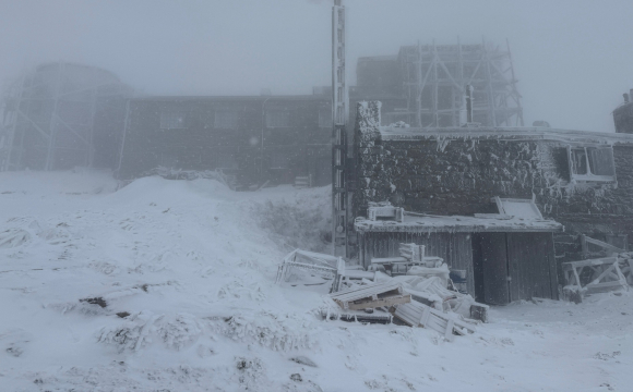 Захід України засипає снігом