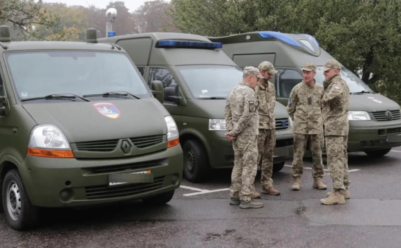 Біля Рівного цивільні авто заблокували ТЦК: трапилася ДТП