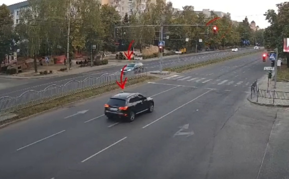 Лучани масово їздять на червоне світло навіть після смертельної аварії на Соборності: шокуючі кадри