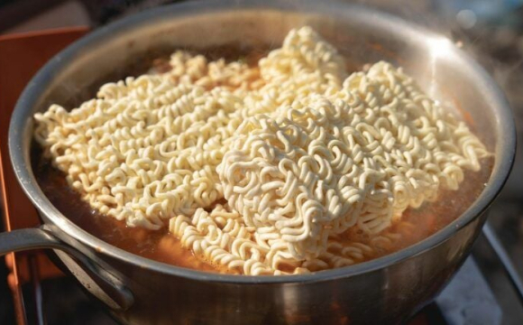 Після вечері локшиною швидкого приготування померла 13-річна дитина