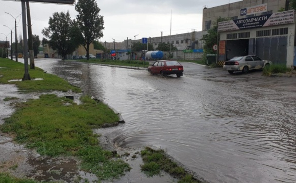 У Луцьку після зливи масово затопило вулиці