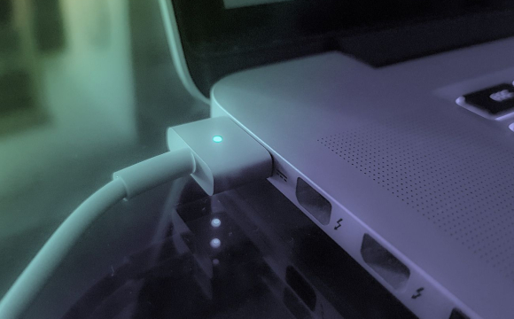 Чи можна ноутбук постійно тримати на зарядці: відповідь здивує