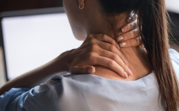 Лікарі розповіли, як швидко позбутися болю в шиї