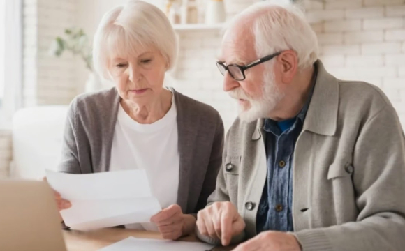 В українських пенсіонерів вимагають довідку про доходи: у чому причина