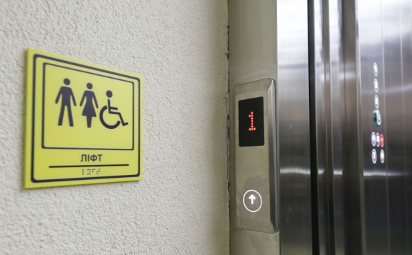 У багатоповерхівці обірвався ліфт з молодою дівчиною в кабіні