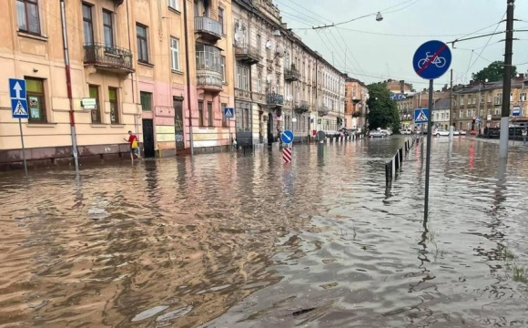 У Львові вулиці масово ідуть під воду: що відбувається