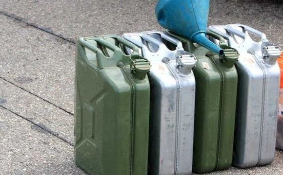 На Волині водій крав і продавав службове пальне