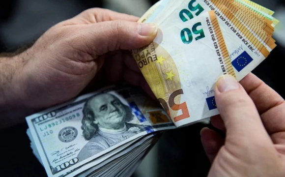 В Україні раптово почали падати долар та євро