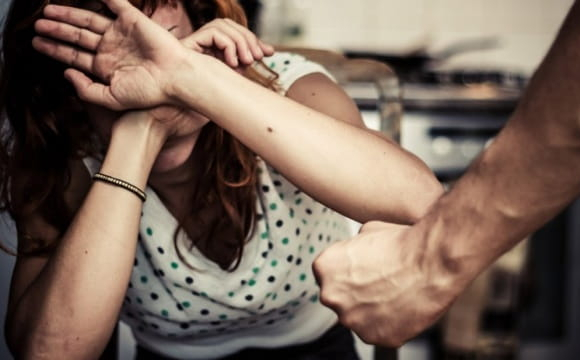 На заході України п’яний чоловік знущався з дружини на очах у дітей
